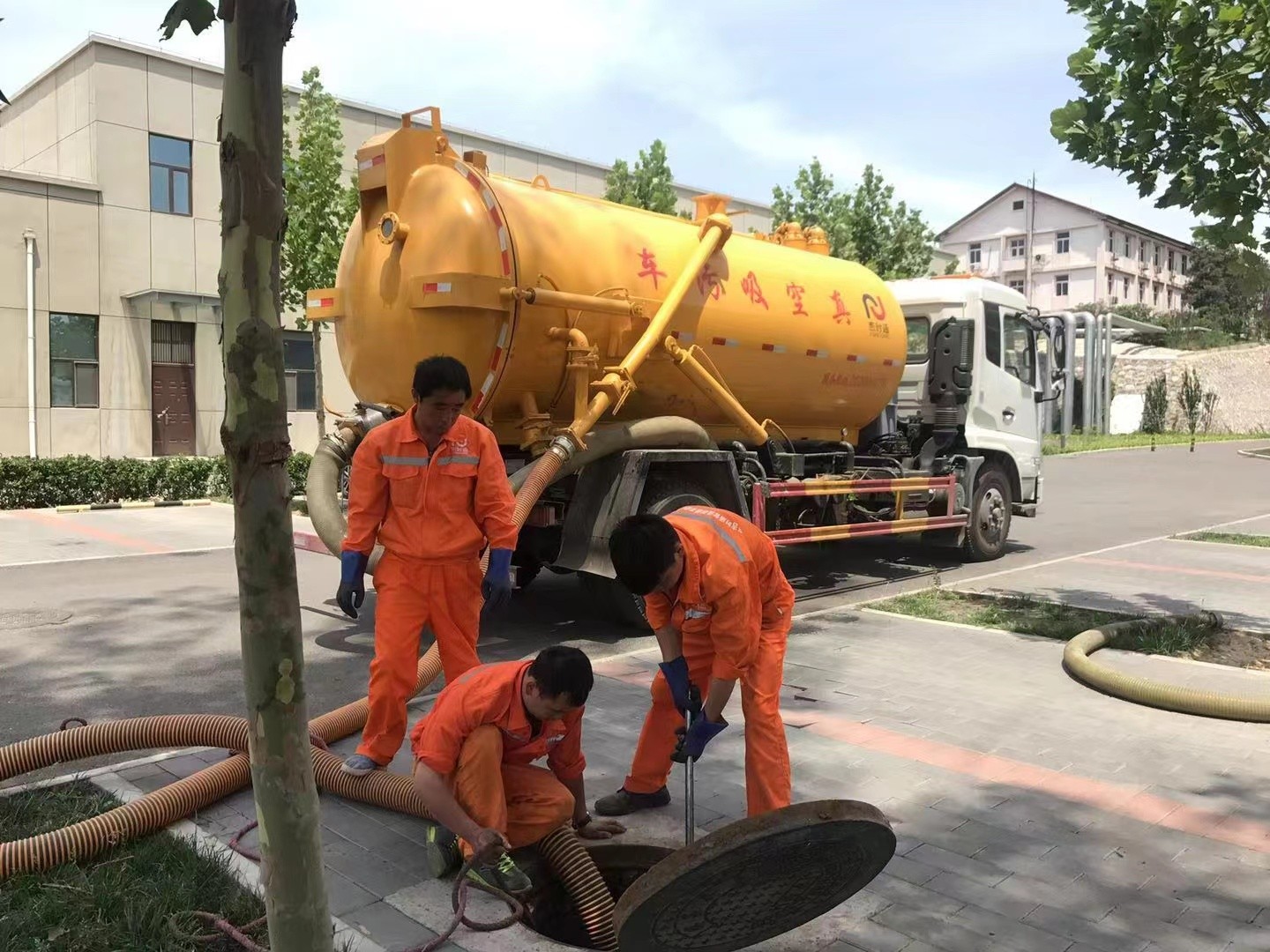 丰镇管道疏通车停在窨井附近