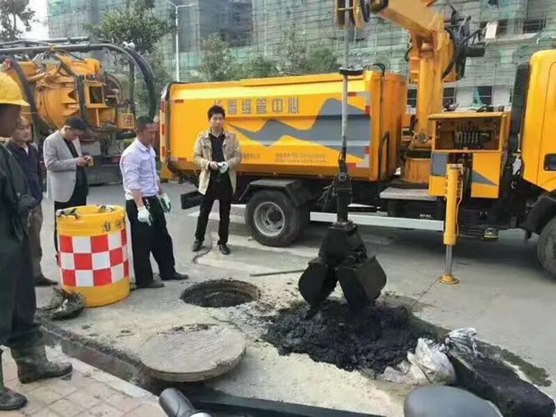 丰镇街道：网格员化身“清道夫”，为民解忧疏通“堵心”化粪池